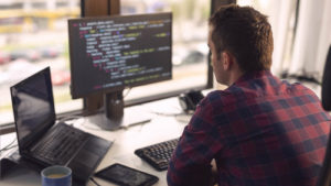 Abbildung Mann arbeitet am Computer