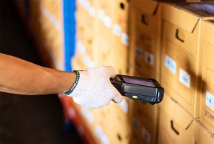 Abbildung mobiler Barcodescanner und Paket