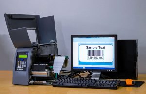 Abbildung Computer und Etikettendrucker