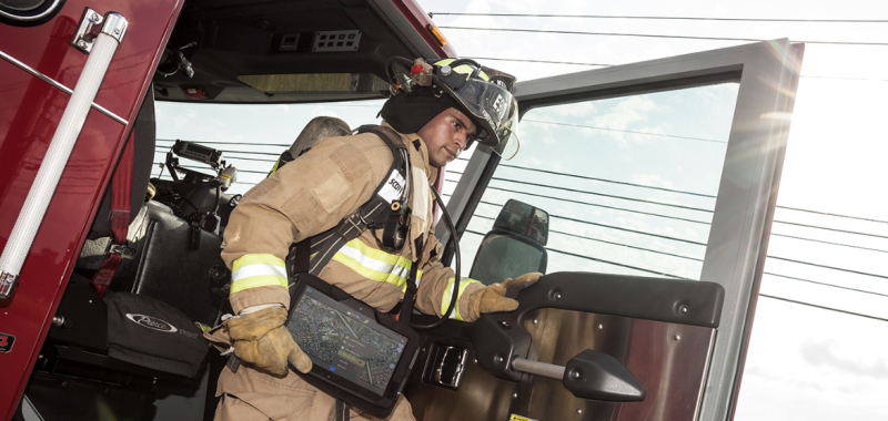 Feuerwehrmann mit Tablet