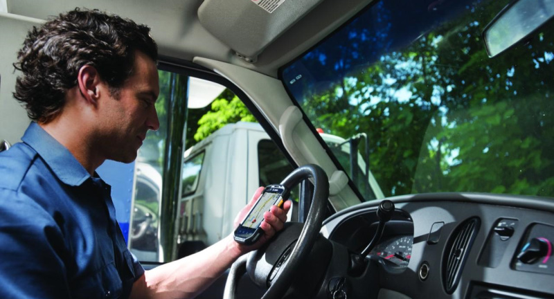 Fahrer in Lieferwagen mit mobilen Computer